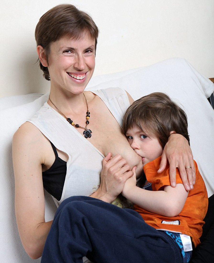 Фото на тему: Британка не собирается отлучать от груди 5-летнего сына.