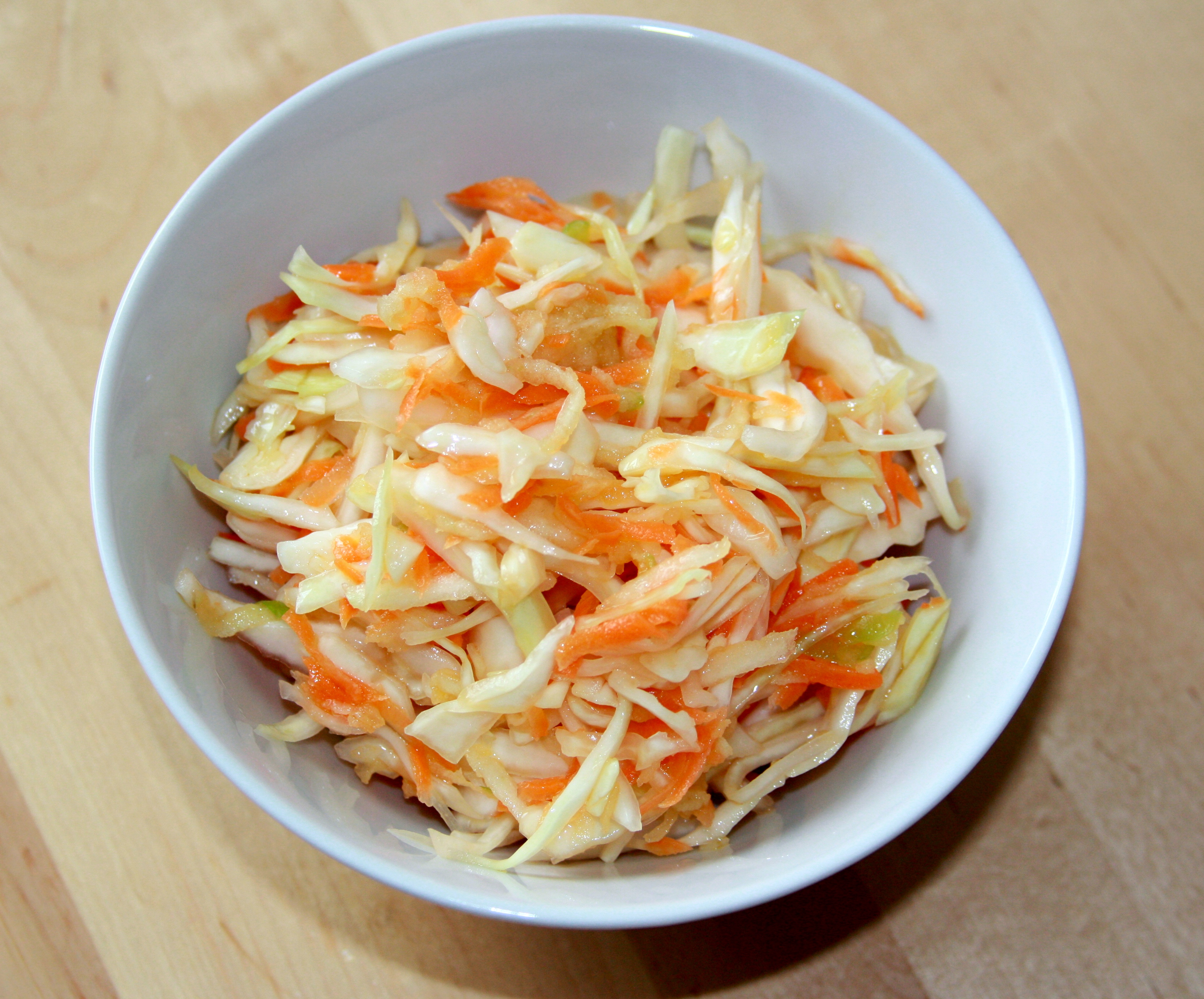 Рецепт капусты свежей с яйцом. Салат с капустой и морковкой. Салат из белокочанной капусты с морковью. Salat iz svezhey kapusty. Капустный салат с морковью.