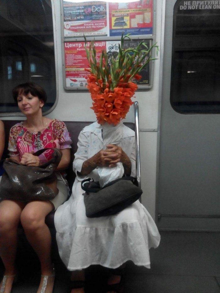 Фото на тему: Женщина сама себе покупает цветы