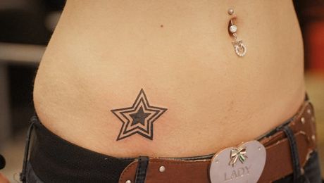 Фото и отзывы о Татуировки для девушек на животе – это красиво?