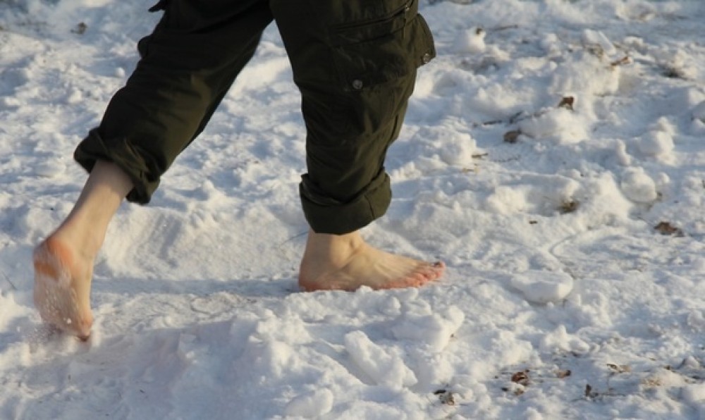 Фото на тему: Бег босиком по снегу - полезно?