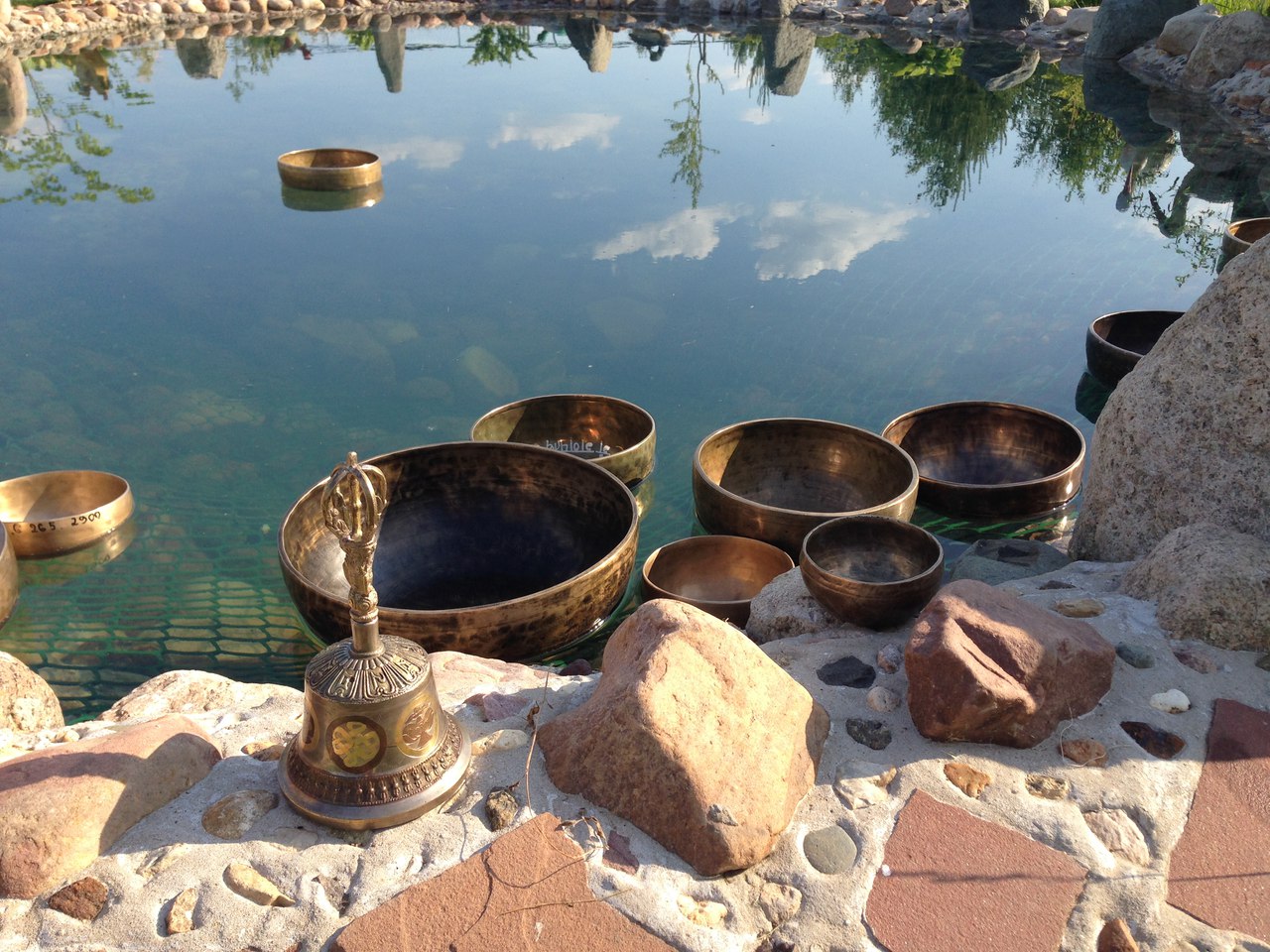 Звук поющих чаш. Чаша для медитации. Поющие чаши Тибета. Тибетские чаши медитация. Поющая чаша.