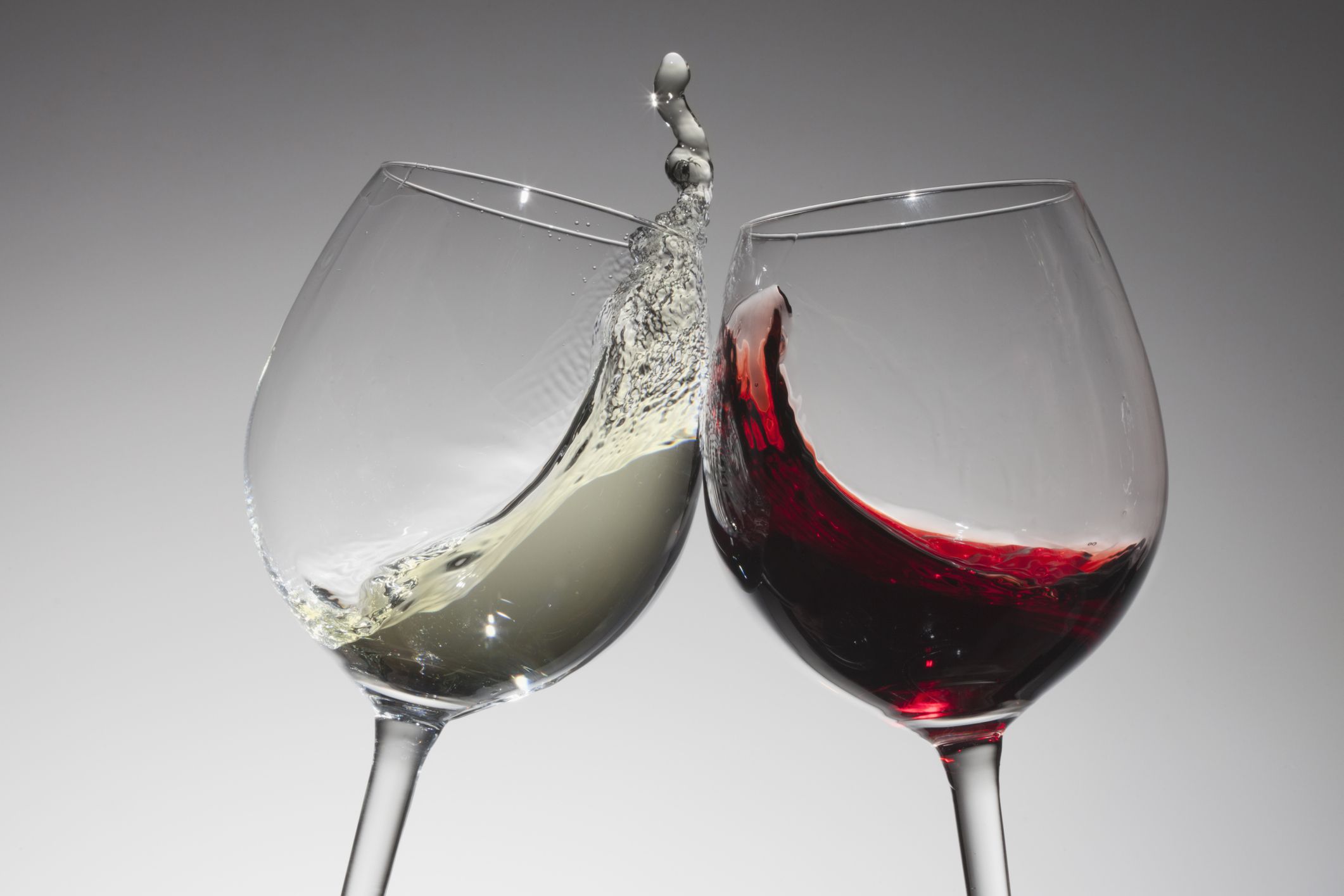 Два бокала вина бабек. Бокал с вином. Белое вино. Красное вино. Красное и белое вино.